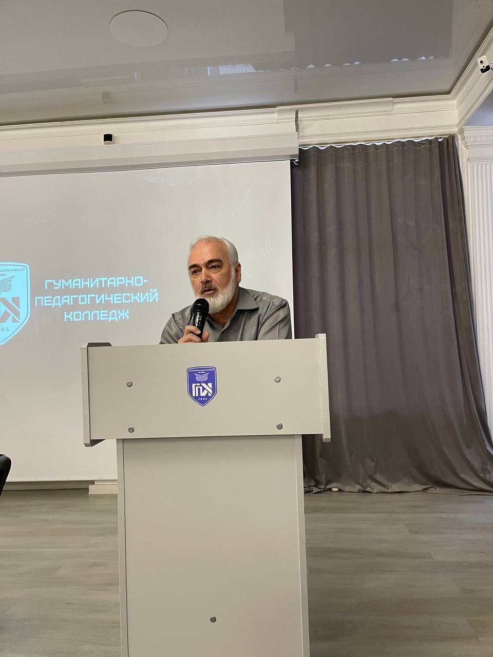 В Гуманитарно-педагогическом колледже состоялось родительское собрание под руководством  директора Алаутдина Аскерова